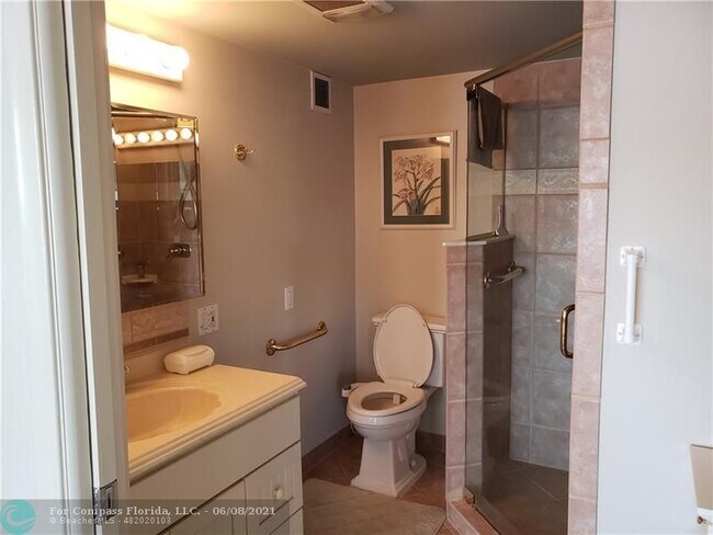 Building Photo - 511 Bayshore Dr