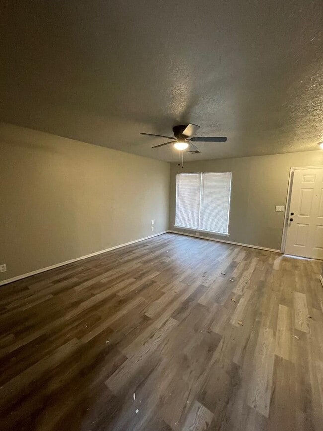 Building Photo - Updated 3-bedroom, 1-bath duplex located on a quiet street in West Norman