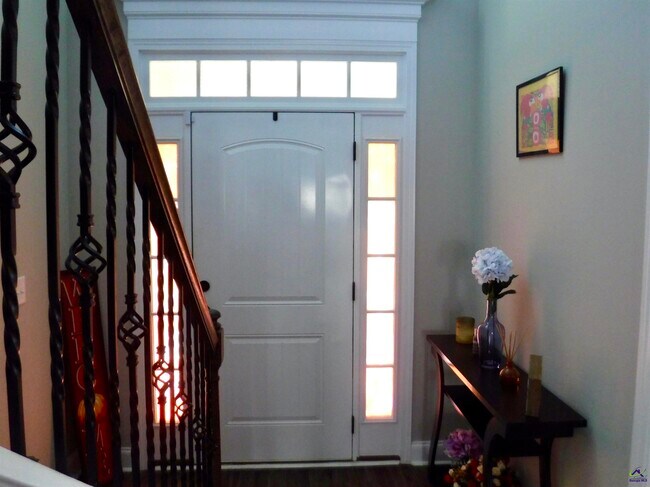 Building Photo - 201 Deven Ct