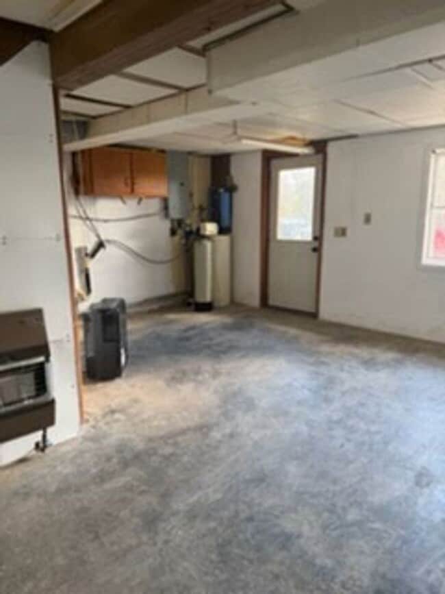 Building Photo - Remodeled 3-Bedroom, 2-Bathroom Home on – ...