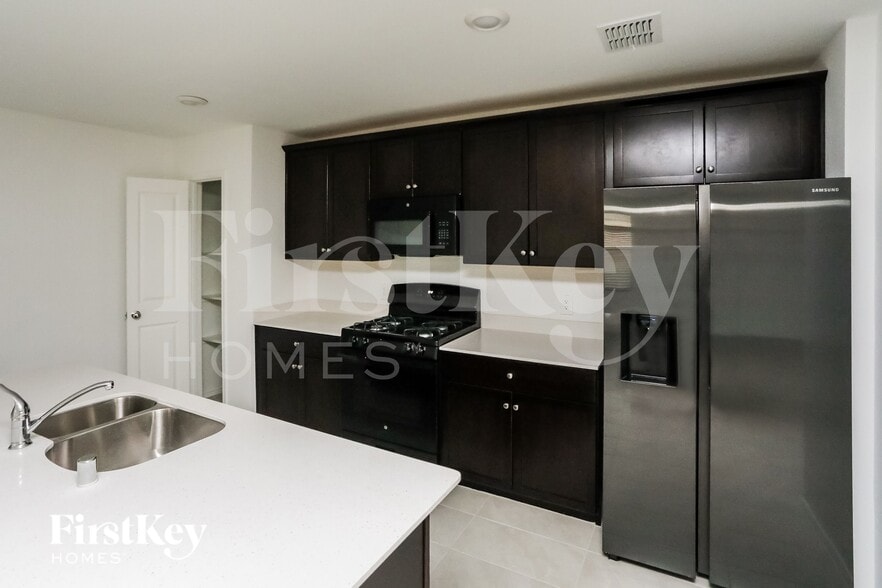 Building Photo - 1141 Crestview Dr