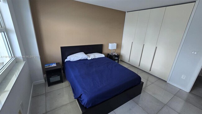 Building Photo - 1155 Brickell Bay Dr