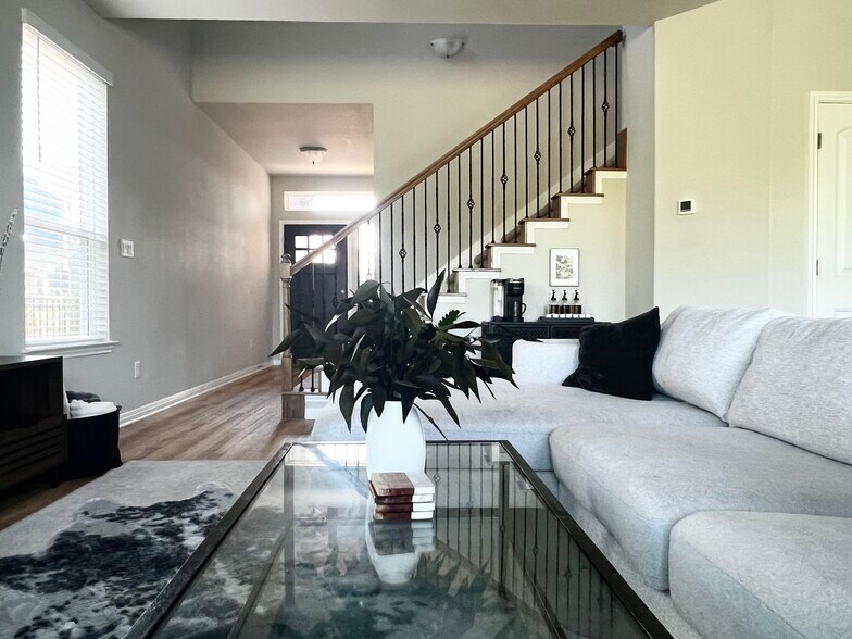 Living - 1025 Harwell Loop