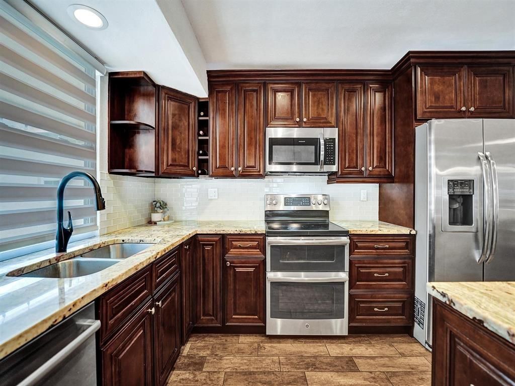 Building Photo - 4960 SW 89th Ave