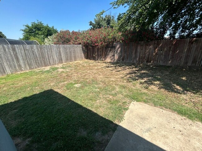 Building Photo - 1136 W Damron Ave