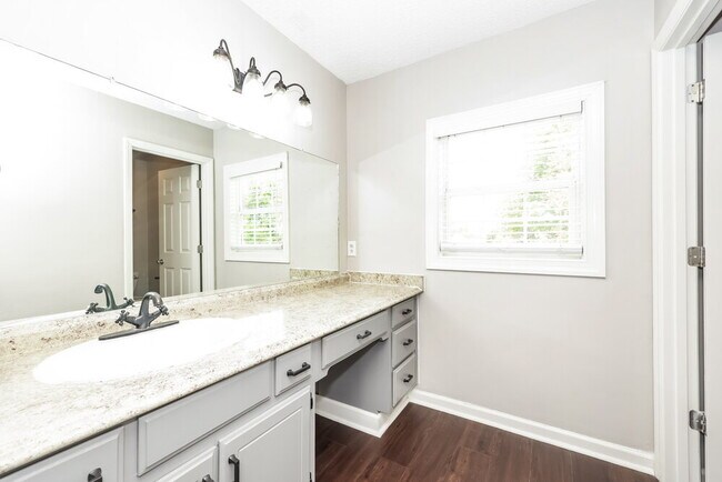 Building Photo - 1106 Victoria Dr