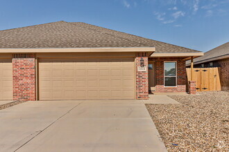 Building Photo - Don't miss out on this beautiful townhome!