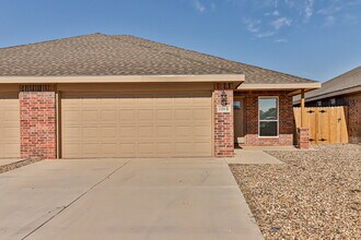 Building Photo - Don't miss out on this beautiful townhome!
