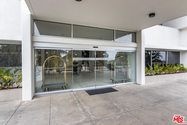 Building Photo - 8787 Shoreham Dr