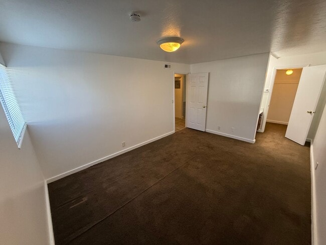 Building Photo - Beautiful Two Bedroom Apt; Salt Lake City, 1,000 sq ft; New Flooring