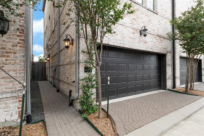 Building Photo - 4021 University Grove St