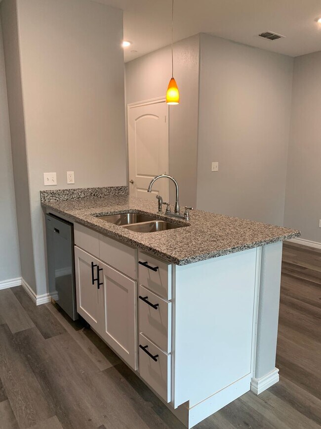 Building Photo - Spring Break Special - Move in NOW!!! and stay one month free