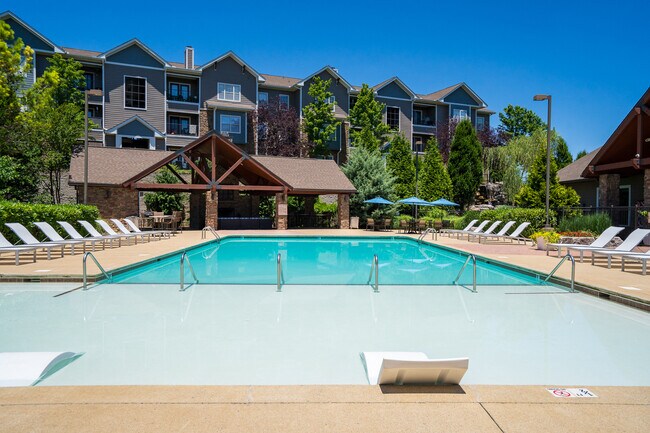 Building Photo - Falls at 109