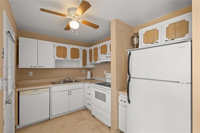 Building Photo - 2930 Point E Dr