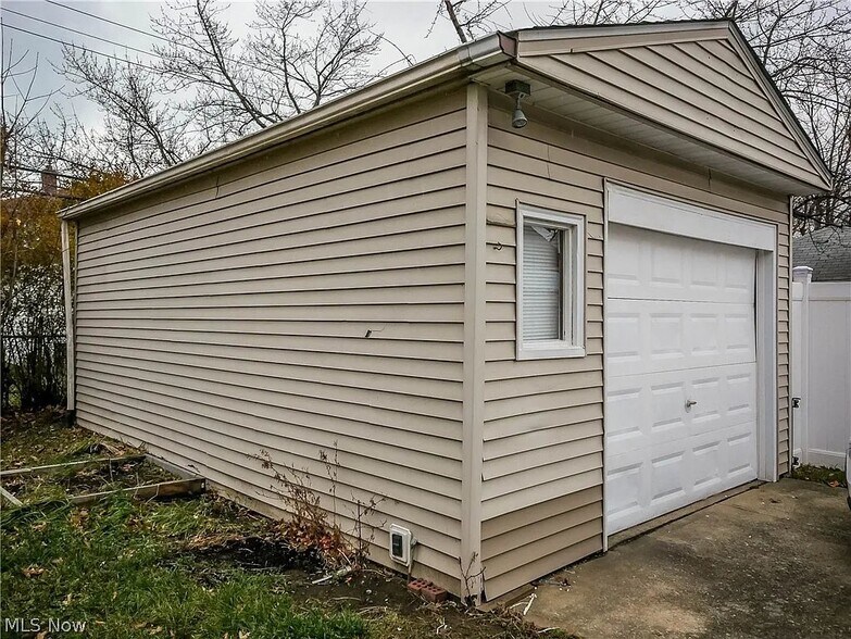 Building Photo - 21151 Fuller Ave