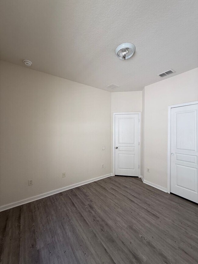 Building Photo - Come View This Amazing 3 Bed 2 Bath Single...