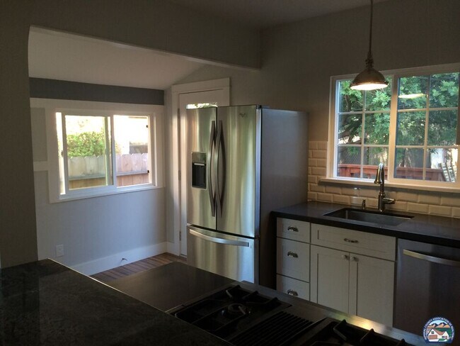 Building Photo - 1075 Hayes Ave