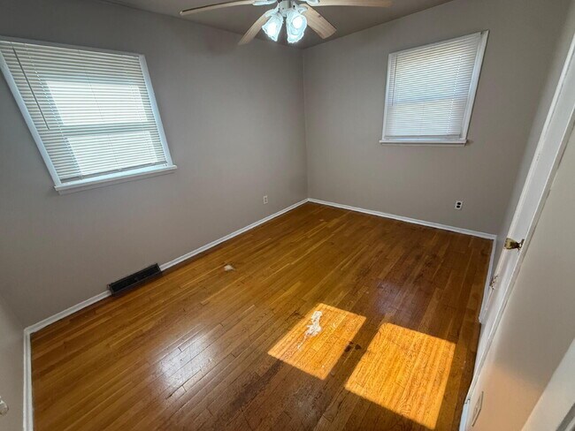 Building Photo - Spacious 3-Bed, 2-Bath Home for Rent in St...