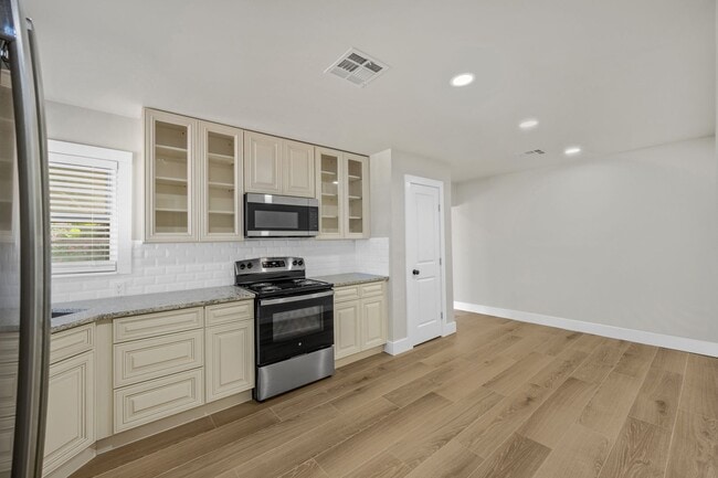 Building Photo - 5 Bedroom