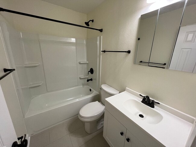 Building Photo - Pensacola - Northeast - 2 bedroom, 1 bathroom