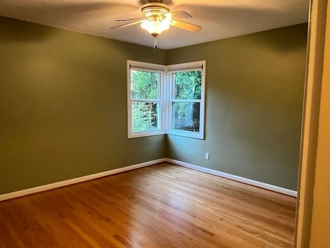 Building Photo - Urban Craftsman Gem!