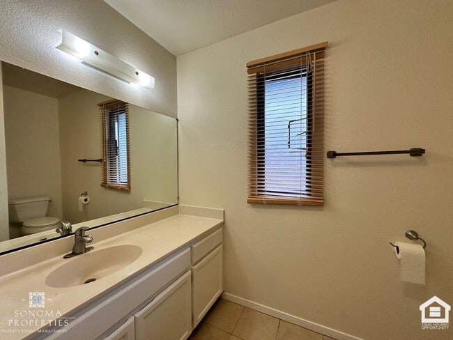 Building Photo - Charming 2 Bedroom Townhouse – Prime Location, Available Now!