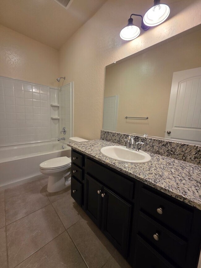 Building Photo - 3 bedroom 2 Bathroom available in desirabl...