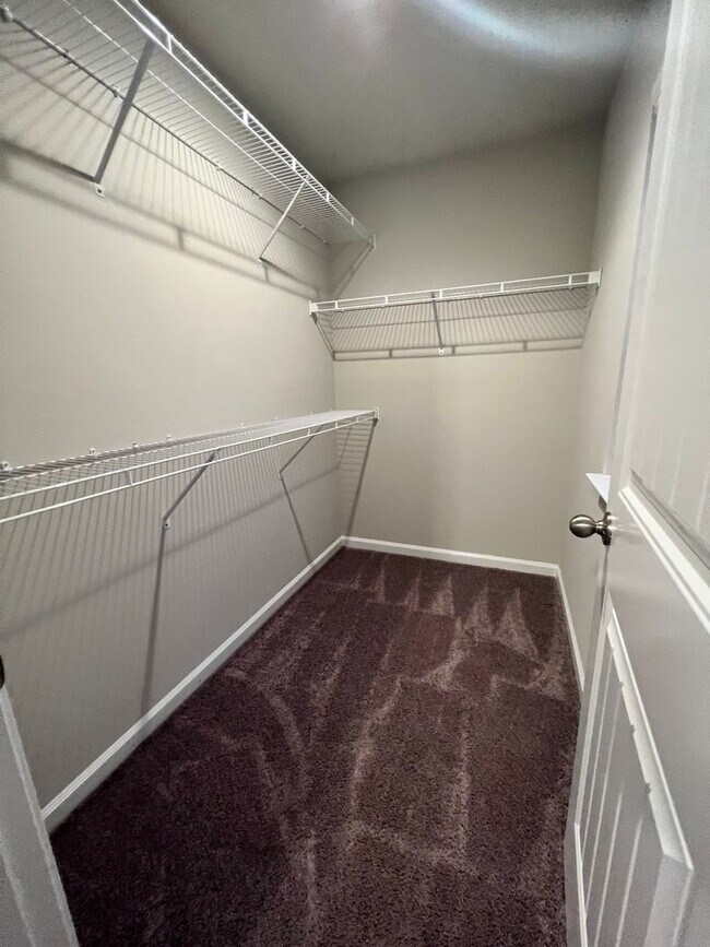 Building Photo - 3 Bedroom/2.5 Bath Townhome in Lakeview Commons