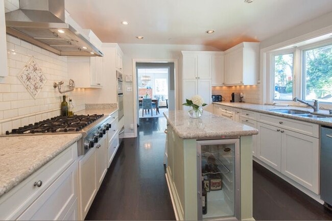 Building Photo - 7120 Pacific View Dr