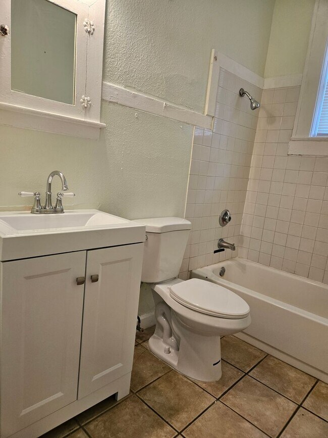 Building Photo - 1 Bed/1 Bath Apartment across from Hillsbo...