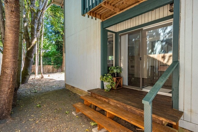 Building Photo - Westside 2BD Duplex