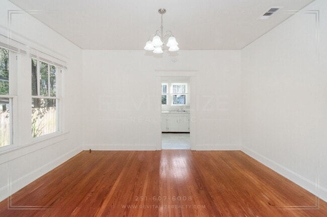 Building Photo - Charming Lower Midtown Cottage