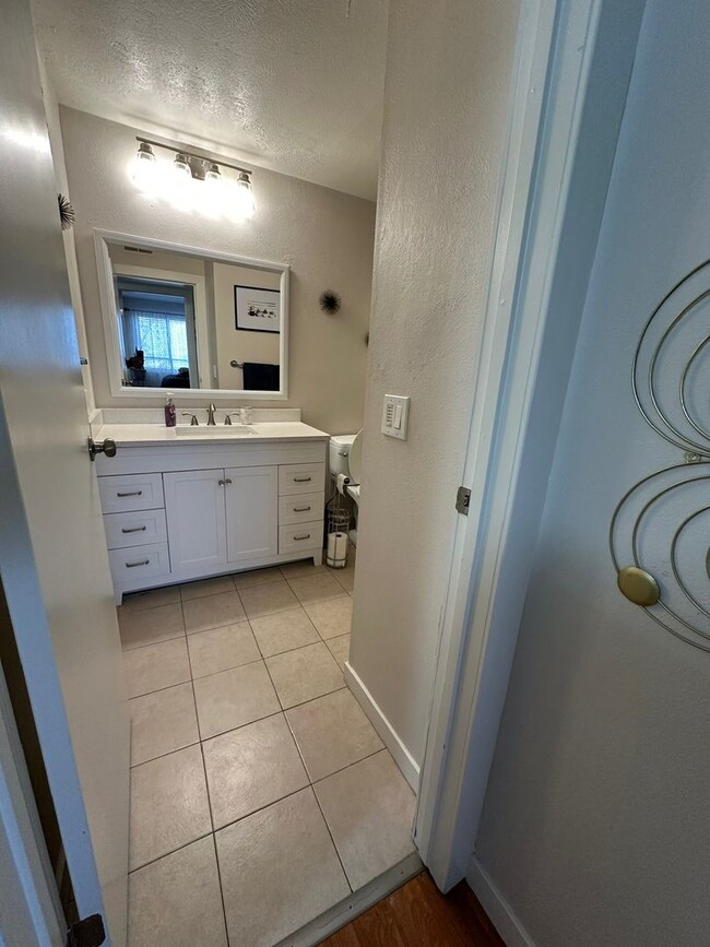 Building Photo - Bright & Updated 2Bd/1Ba Condo in Aurora