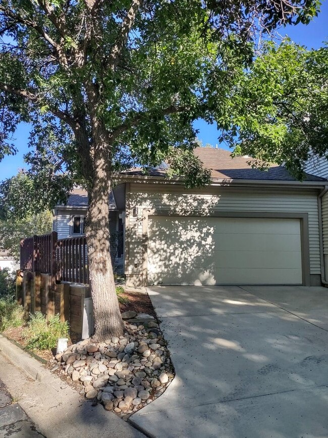 Building Photo - Spacious Downtown Townhome Available Now!