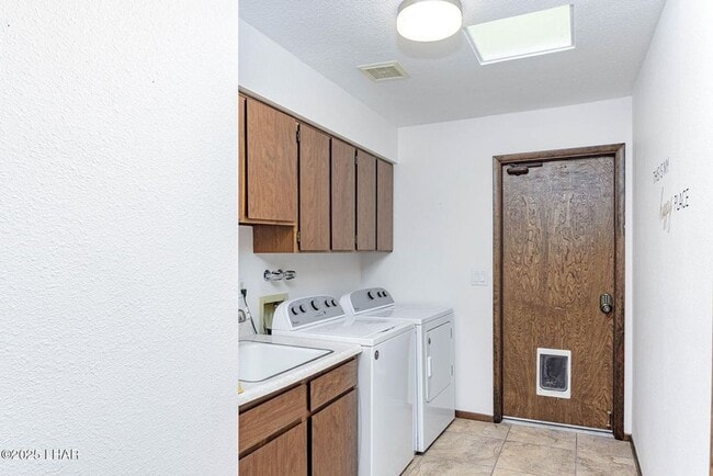 Building Photo - 3713 Mission Dr S