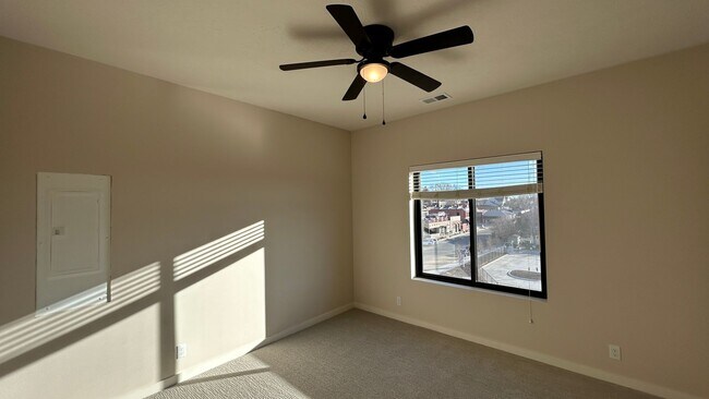 Building Photo - Elkhorn Landing Rentals (20605 Elkhorn Dr.)