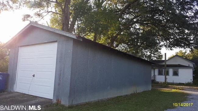 Building Photo - 304 W Orange Ave