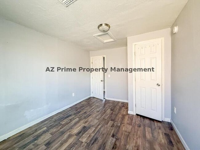 Building Photo - 2427 W Yavapai St