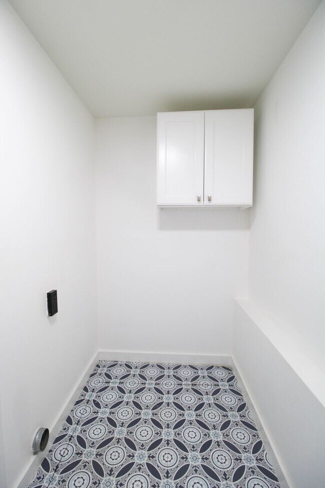 Building Photo - 2950 Lasses Blvd