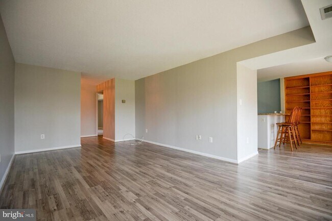 Building Photo - 9735 Kings Crown Ct