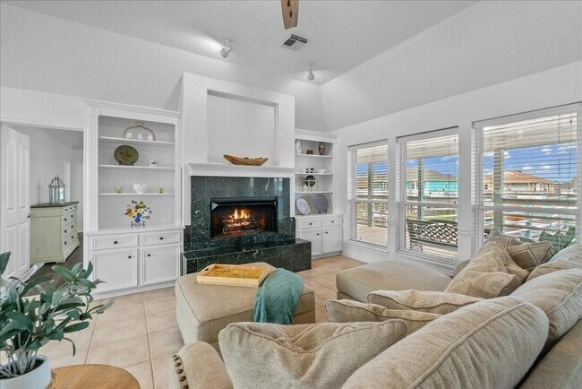 Building Photo - 933 Bonita Dr