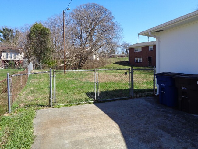 Building Photo - APPLICATION PENDING-Well-Maintained 2 Bedroom House for Rent