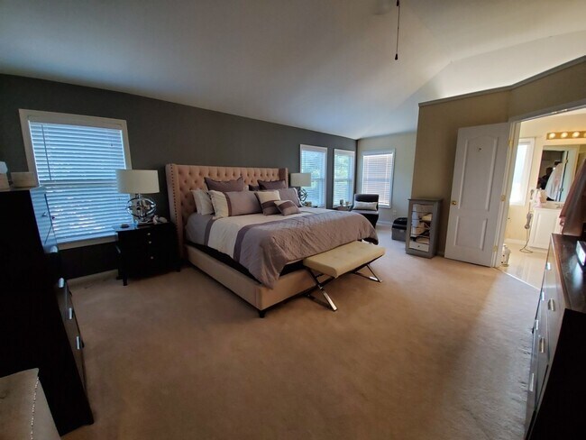Building Photo - Executive home located near Bellbrook