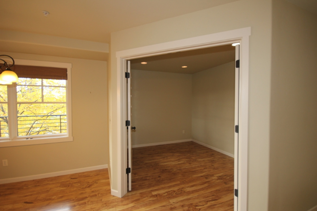 Building Photo - 645 Woodland Pl
