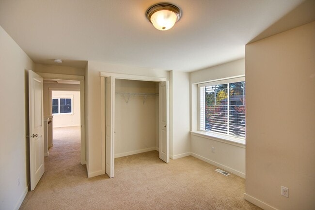 Building Photo - 3 (or 4) bedroom Edmonds Home