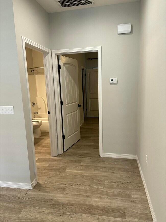 Building Photo - 202 Spencer Pl