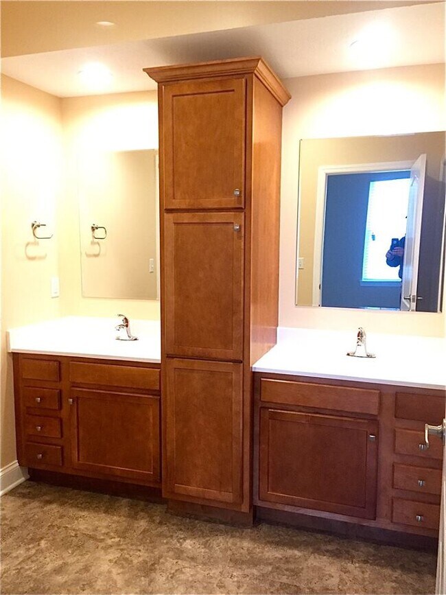 Building Photo - 2204 W Canyon Dr