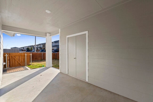 Building Photo - 7635 Stonehollow