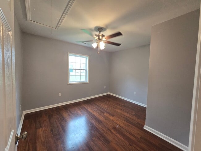 Building Photo - NEW LISTING!!!!!