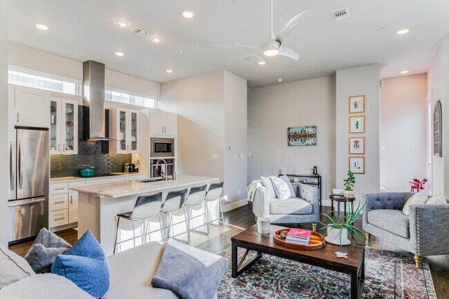 Living Room/Kitchen - 5914 Lindell Ave